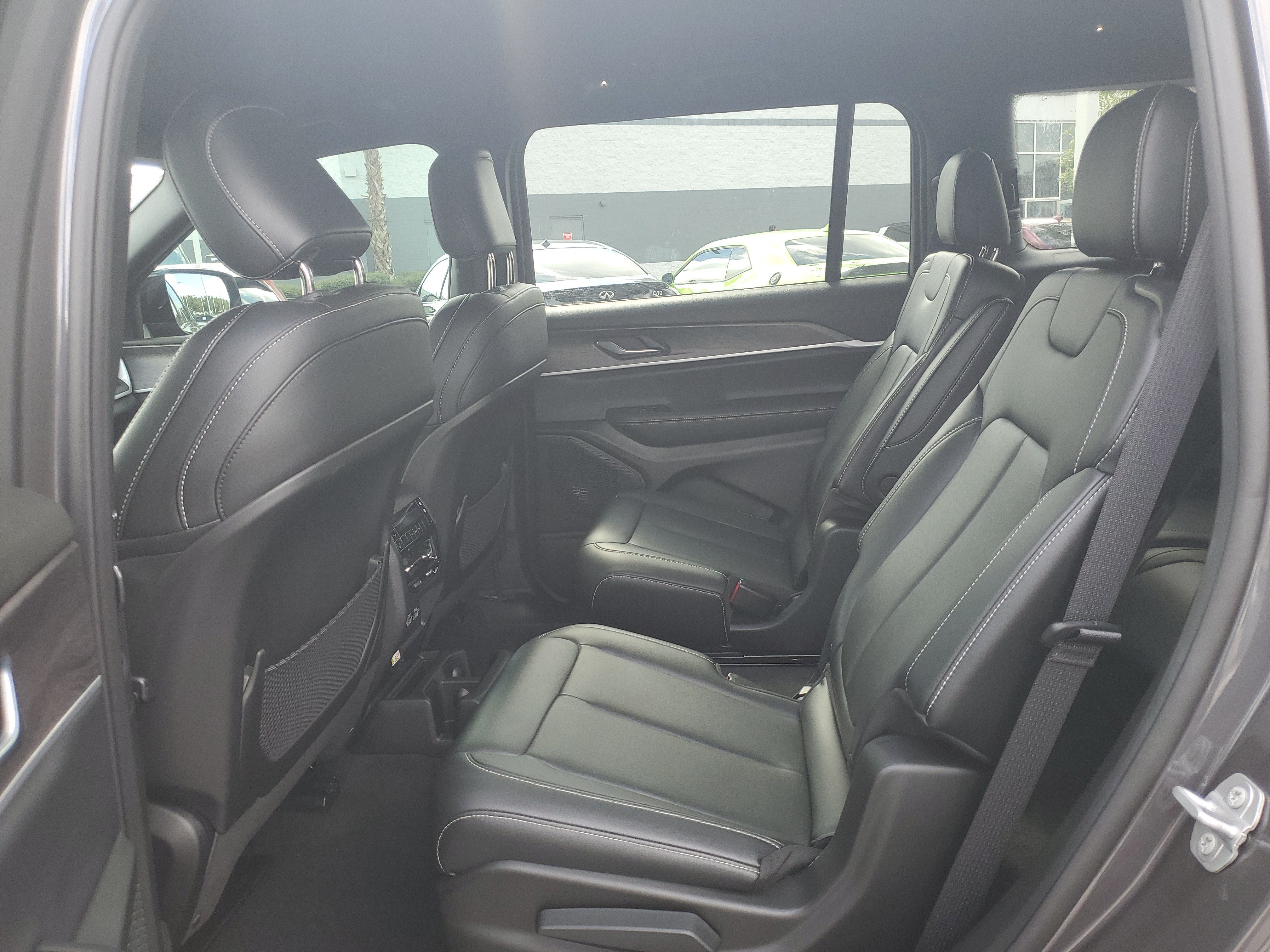 Used 2025 Jeep Grand Cherokee L Limited w/ Black Appearance Package RWD image 9