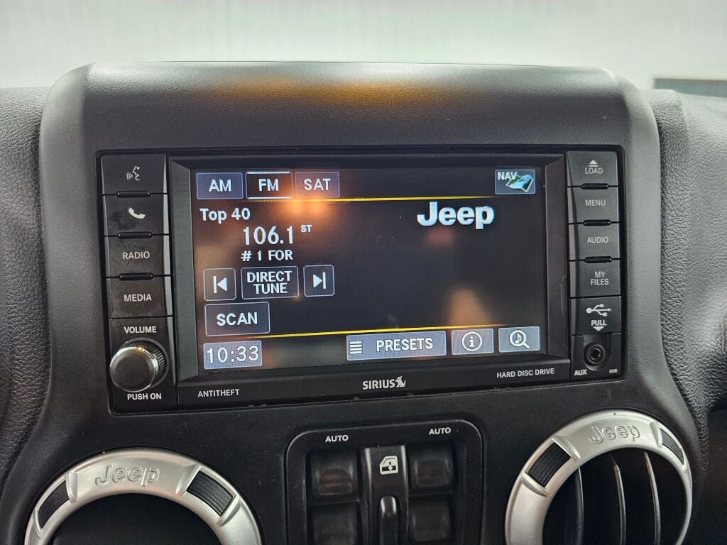 Used 2015 Jeep Wrangler Unlimited Sahara w/ Connectivity Group AWD/4WD image 18