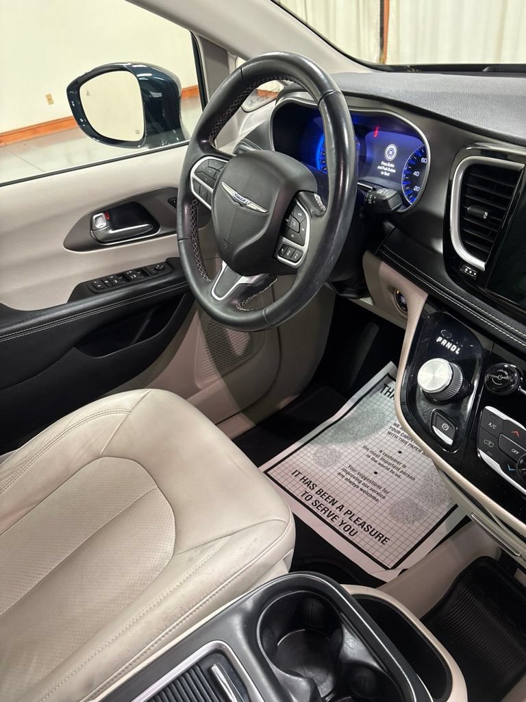 Used 2021 Chrysler Pacifica Touring-L FWD image 23