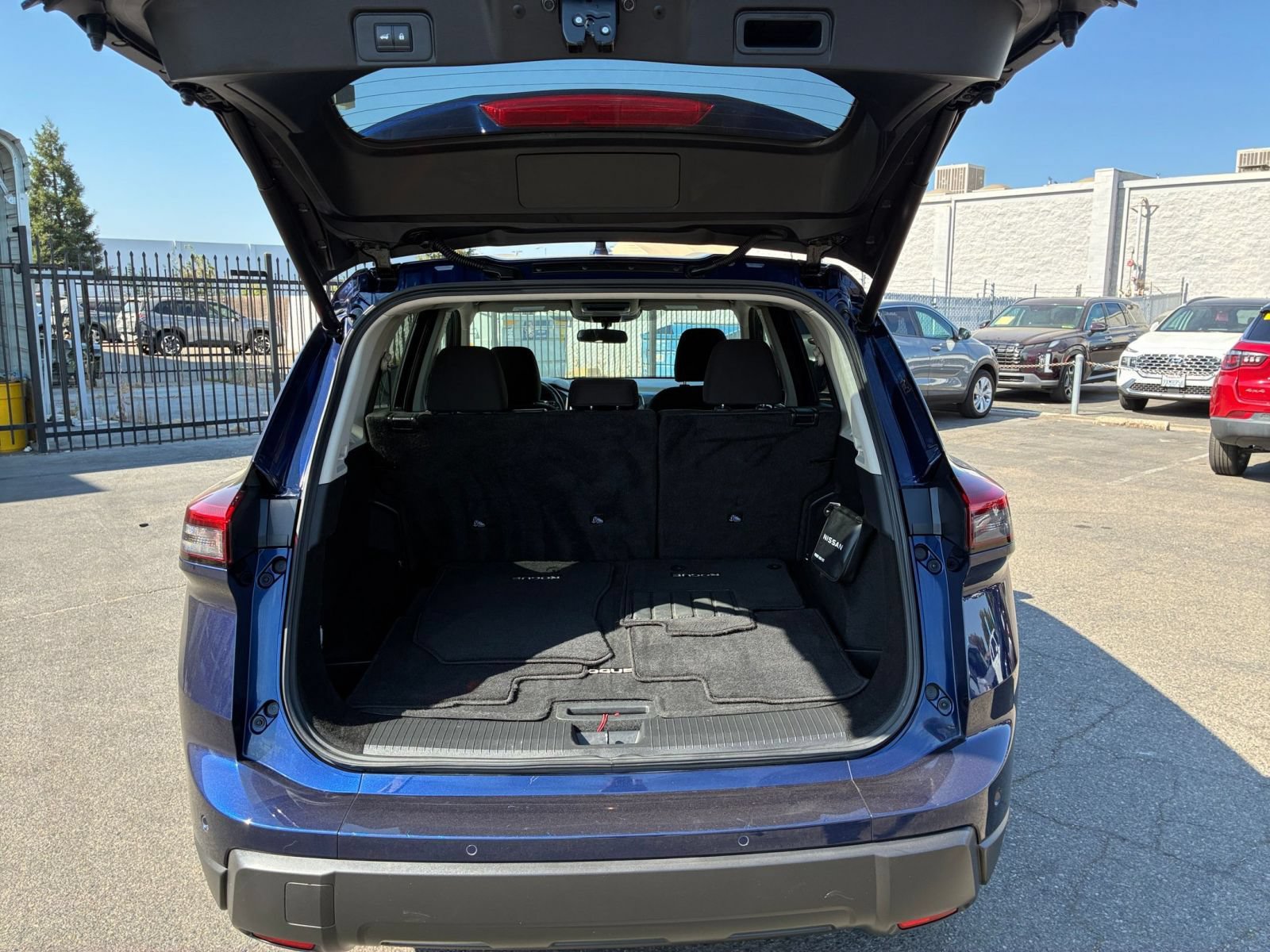 Used 2025 Nissan Rogue SV AWD/4WD image 32