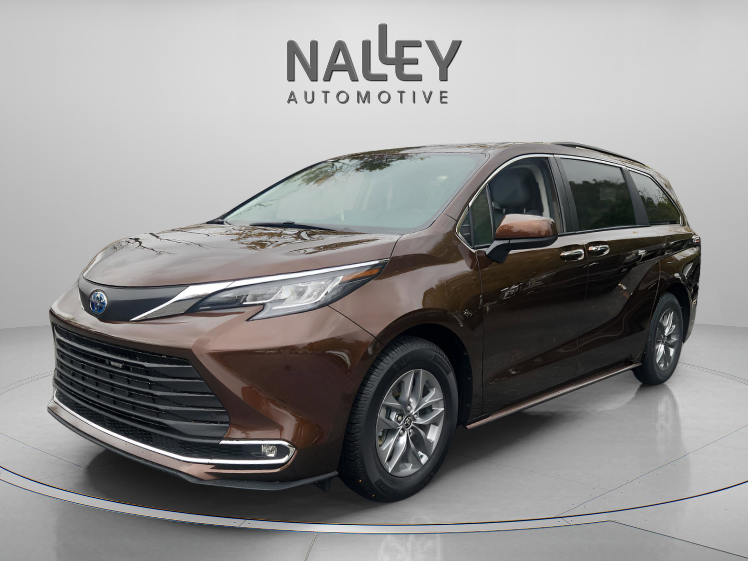 Used 2021 Toyota Sienna XLE FWD image 1