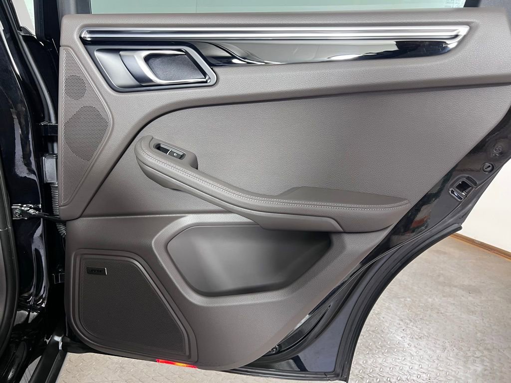 Certified 2025 Porsche Macan image 24