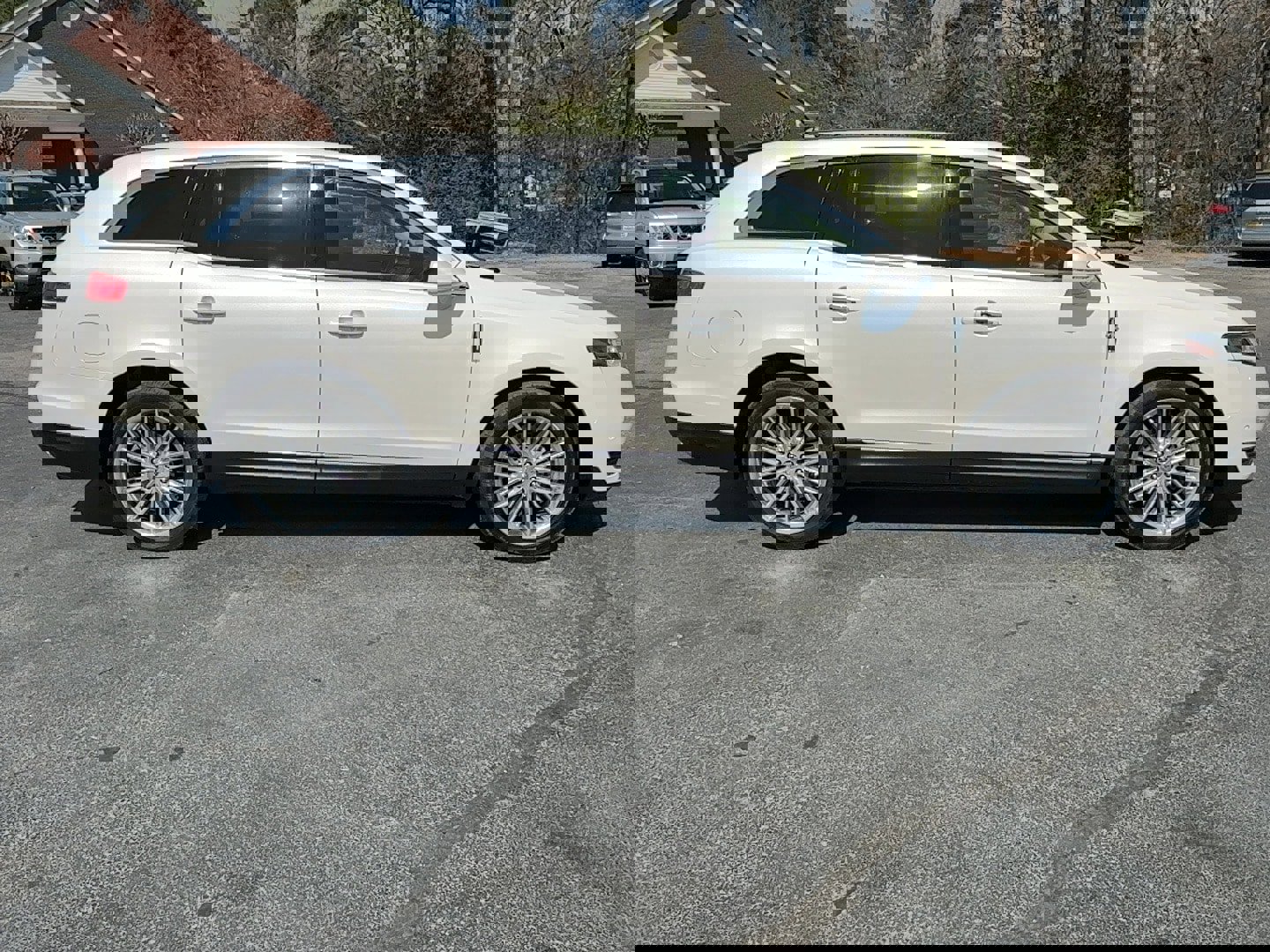 Used 2018 Lincoln MKT AWD w/ Technology Package image 3