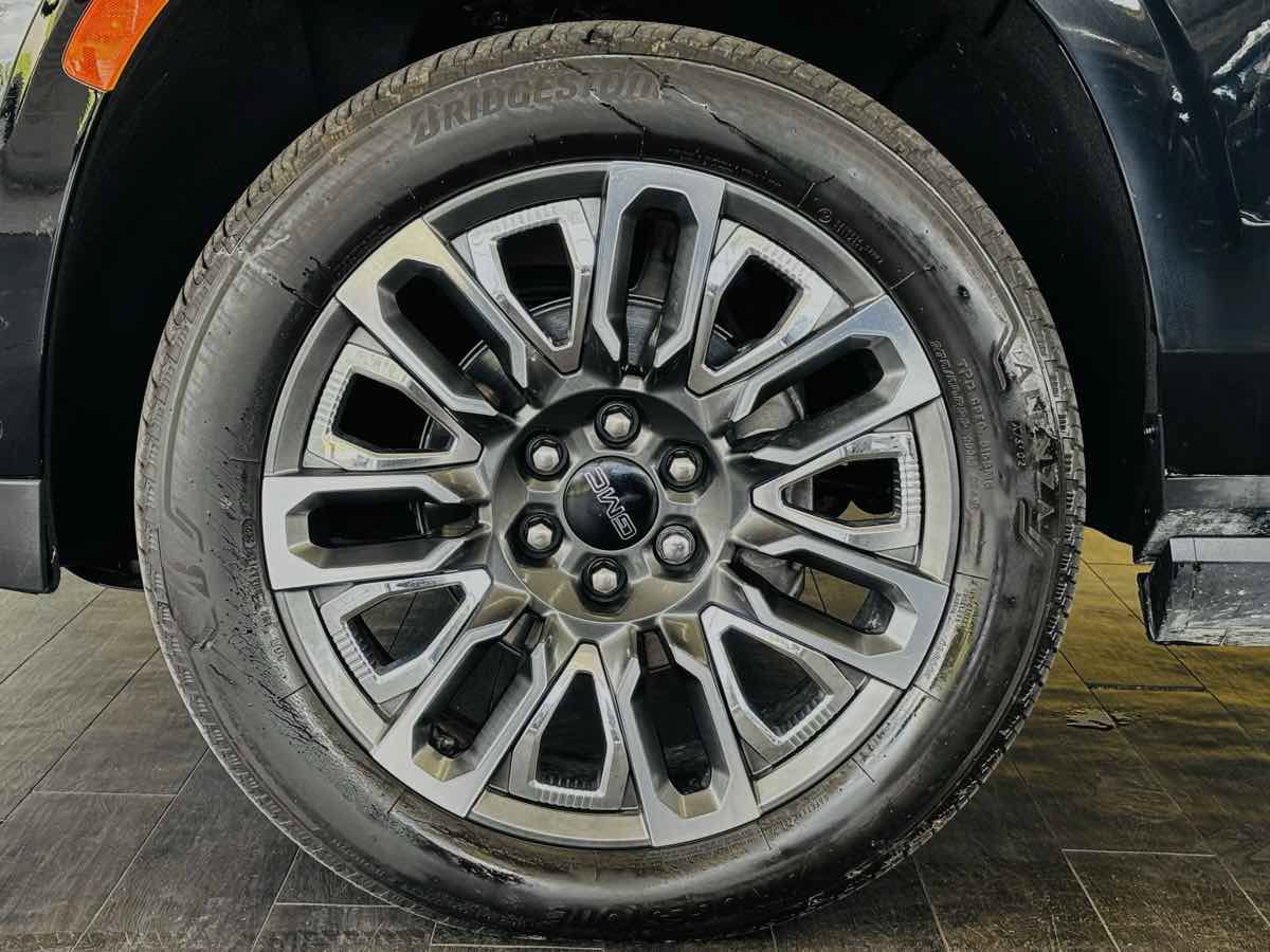 Used 2023 GMC Yukon Denali Ultimate AWD/4WD image 24