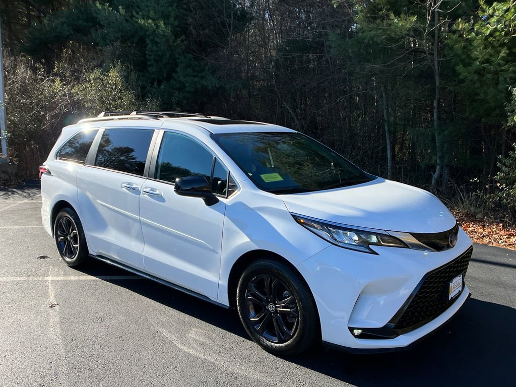Used 2024 Toyota Sienna XSE image 7