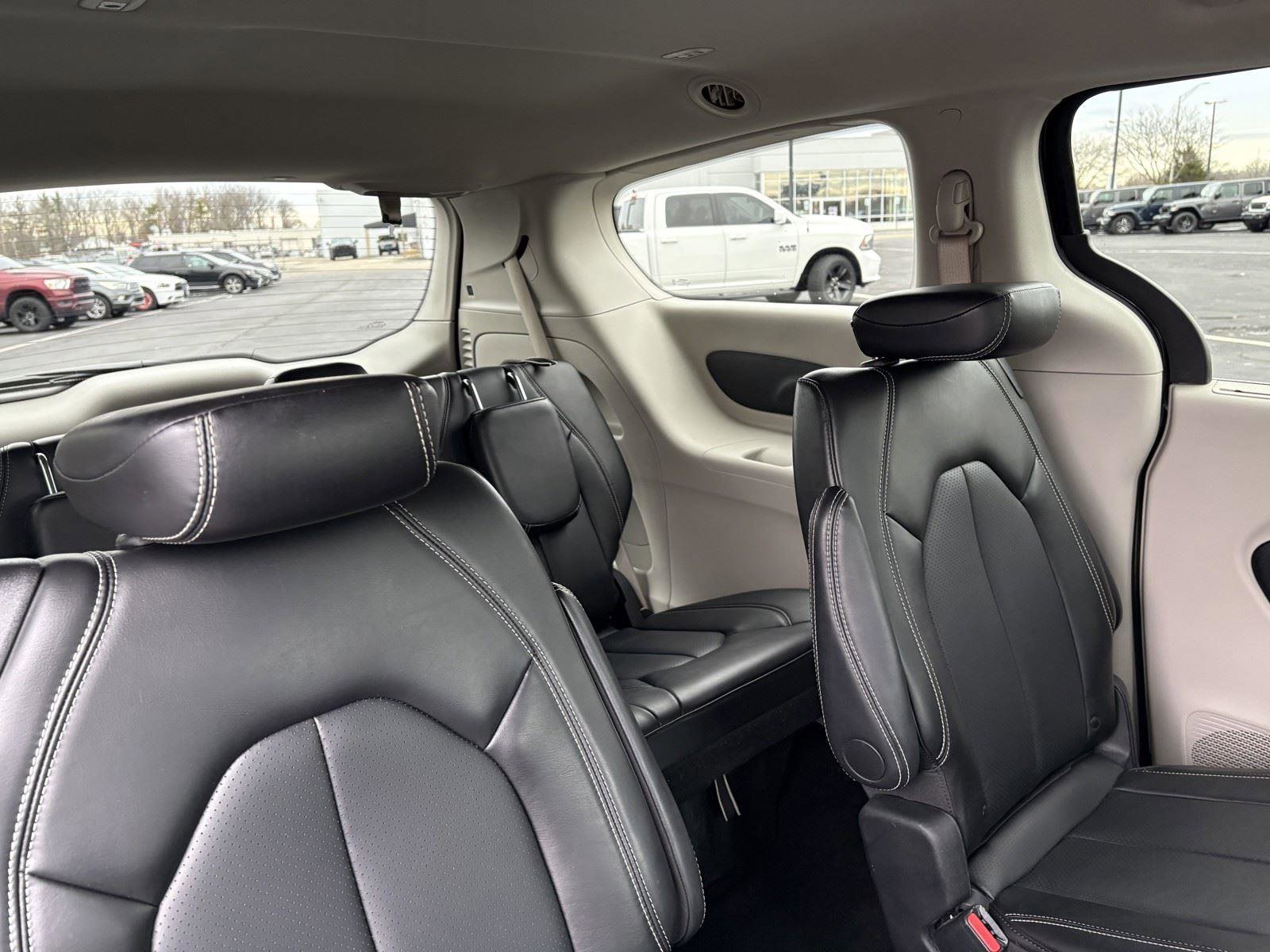 Used 2024 Chrysler Pacifica Touring-L image 13