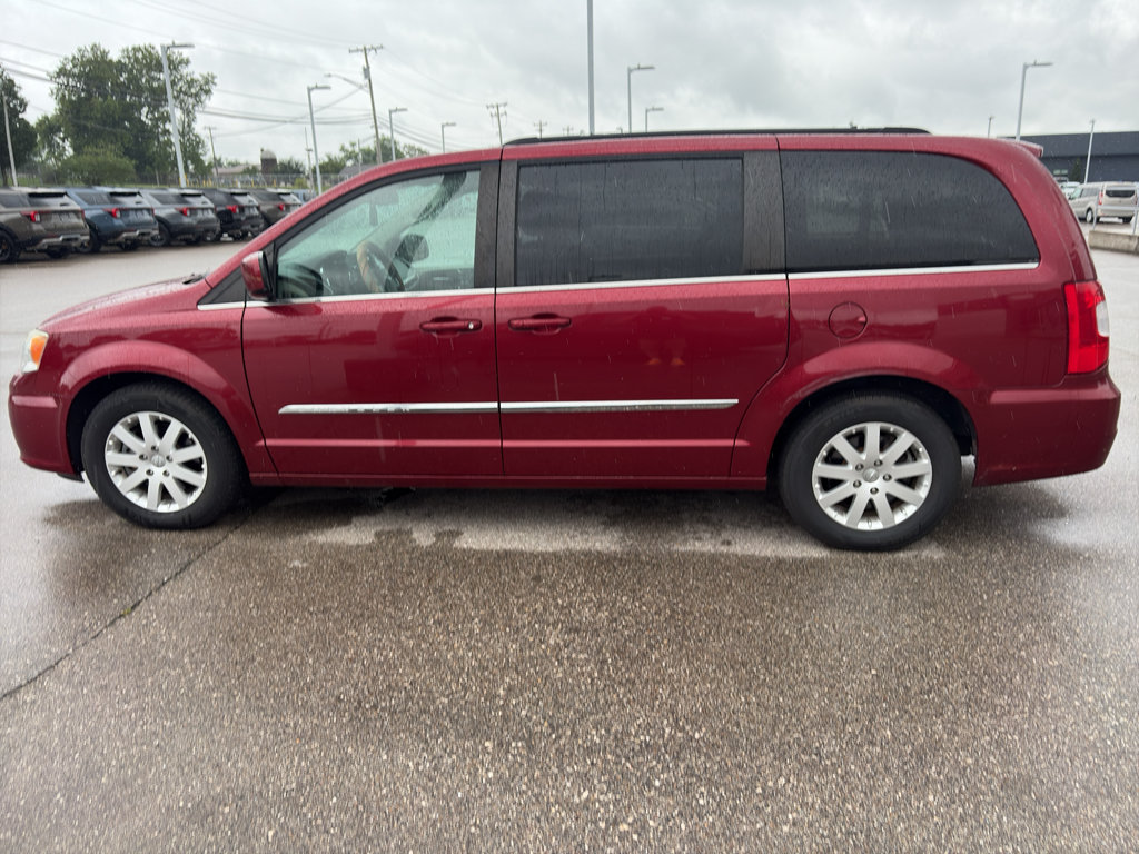 Used 2014 Chrysler Town & Country Touring FWD image 9