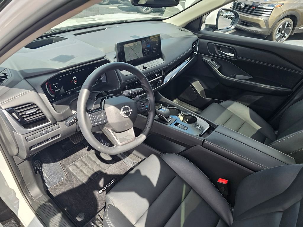 Used 2025 Nissan Rogue SL w/ Tech Package image 21