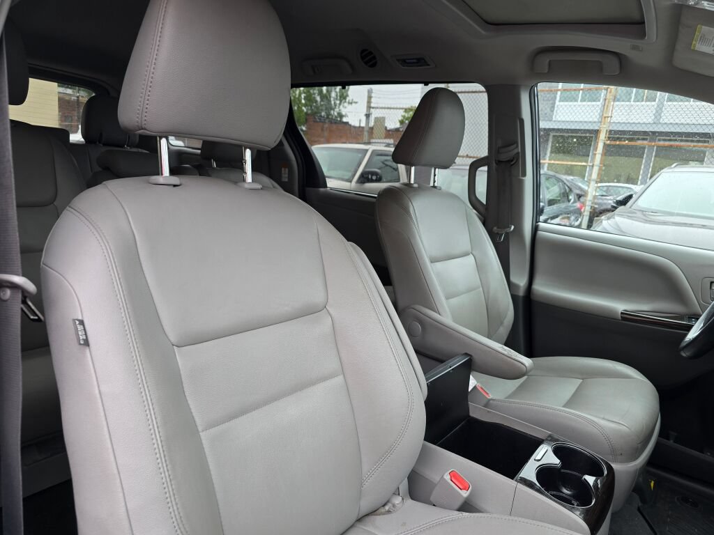 Used 2020 Toyota Sienna XLE w/ XLE Navigation Package FWD image 8