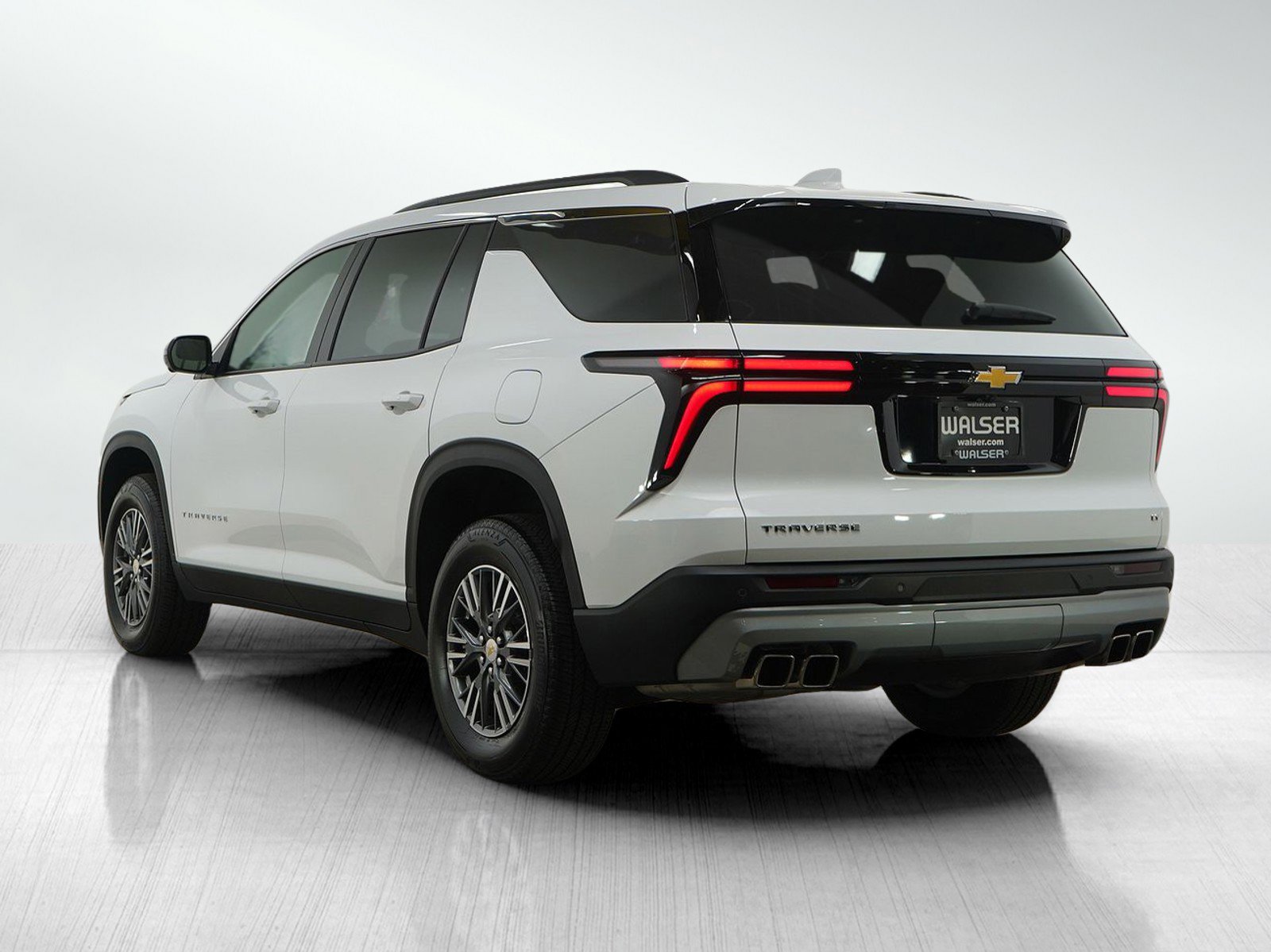Used 2024 Chevrolet Traverse LT image 3