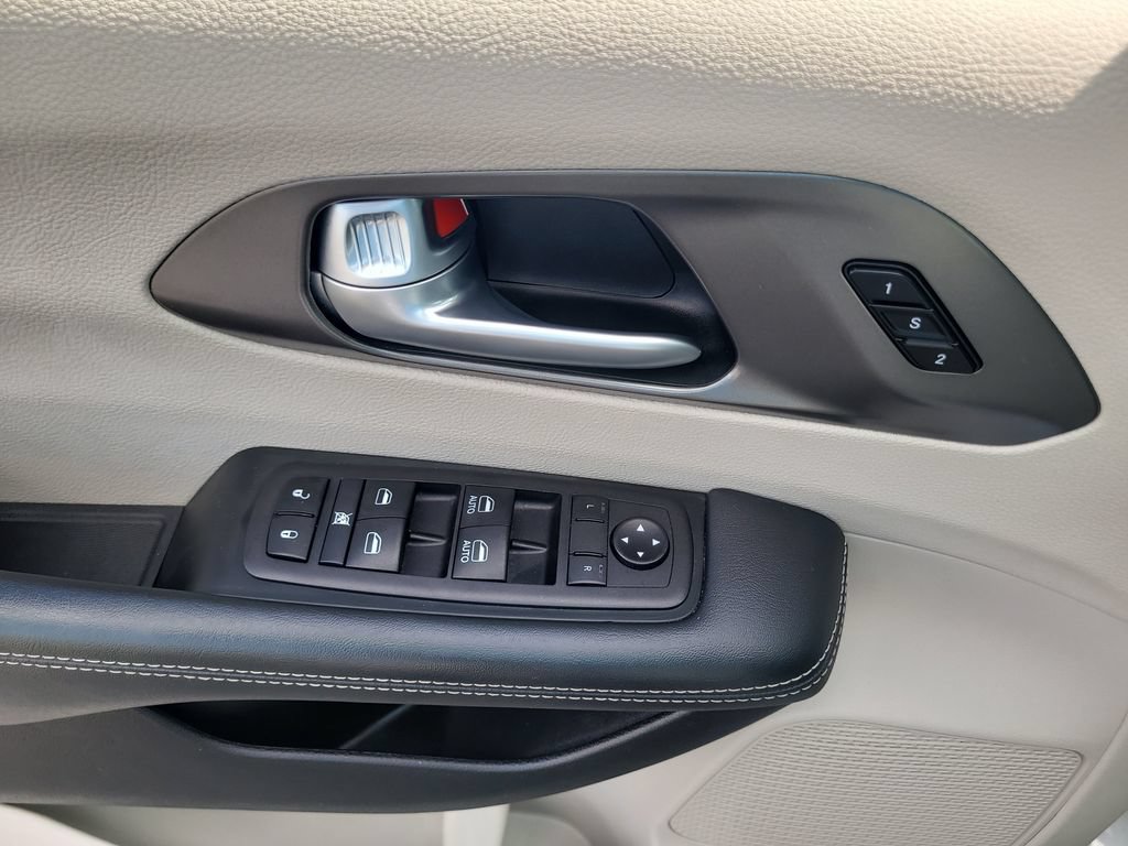 Used 2024 Chrysler Pacifica Touring-L FWD image 19