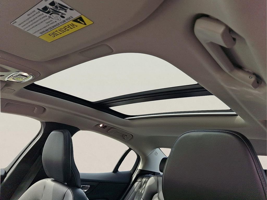 Used 2022 Volvo S60 B5 Momentum w/ Climate Package image 9