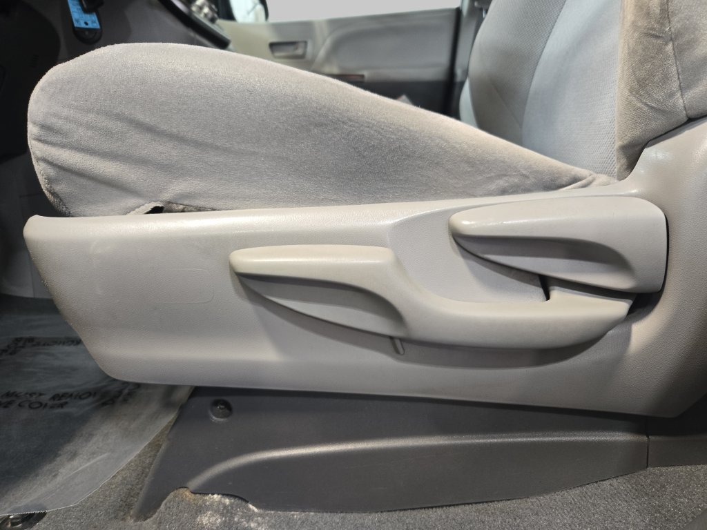Used 2020 Toyota Sienna L FWD image 30