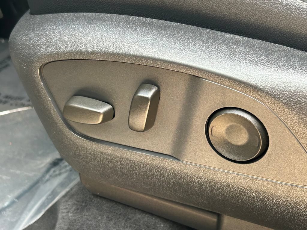 Used 2025 Chevrolet Traverse LT FWD image 26