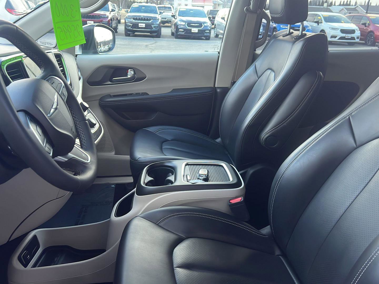 Used 2023 Chrysler Pacifica Touring-L image 6