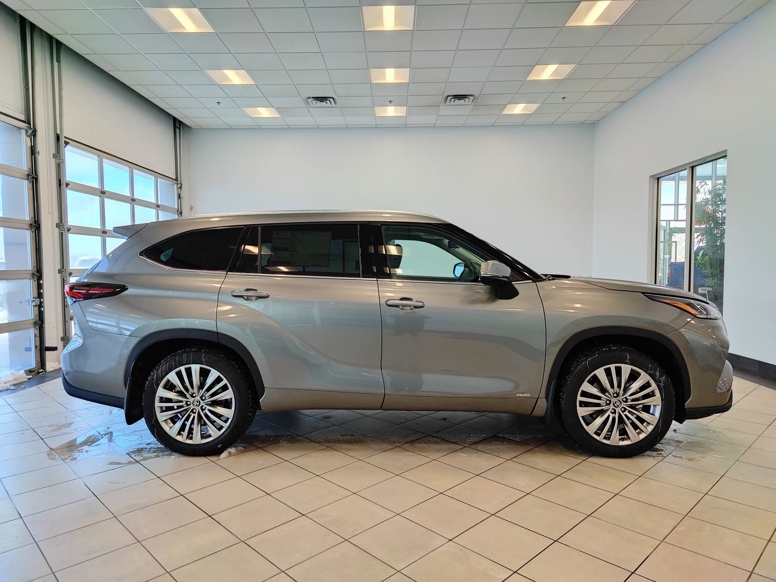 New 2026 Toyota Highlander Platinum image 2