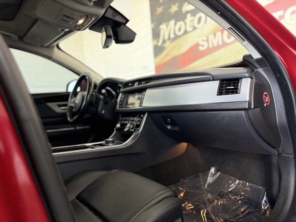 Used 2017 Jaguar XF Premium image 18