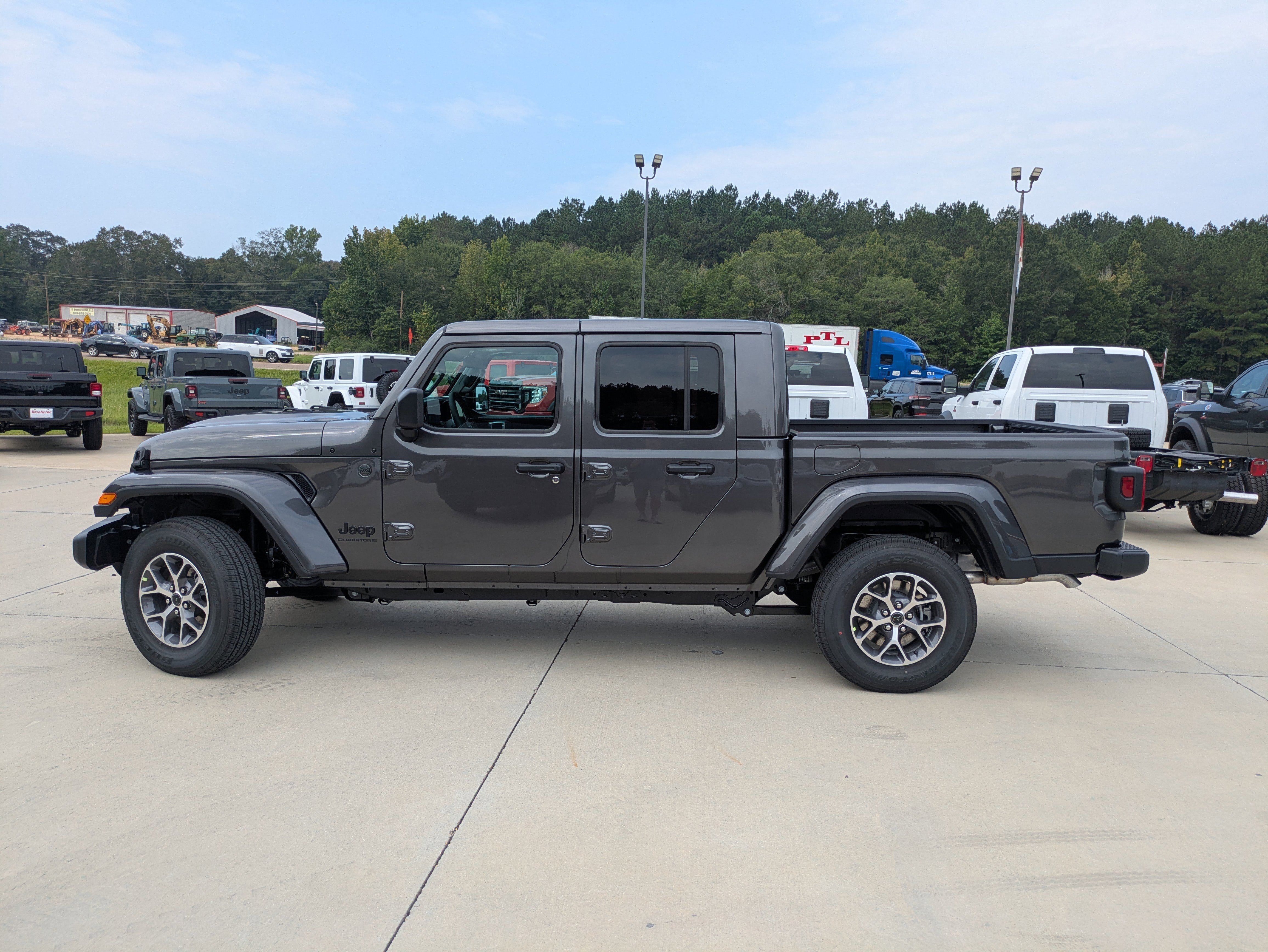 New 2025 Jeep Gladiator Sport image 5