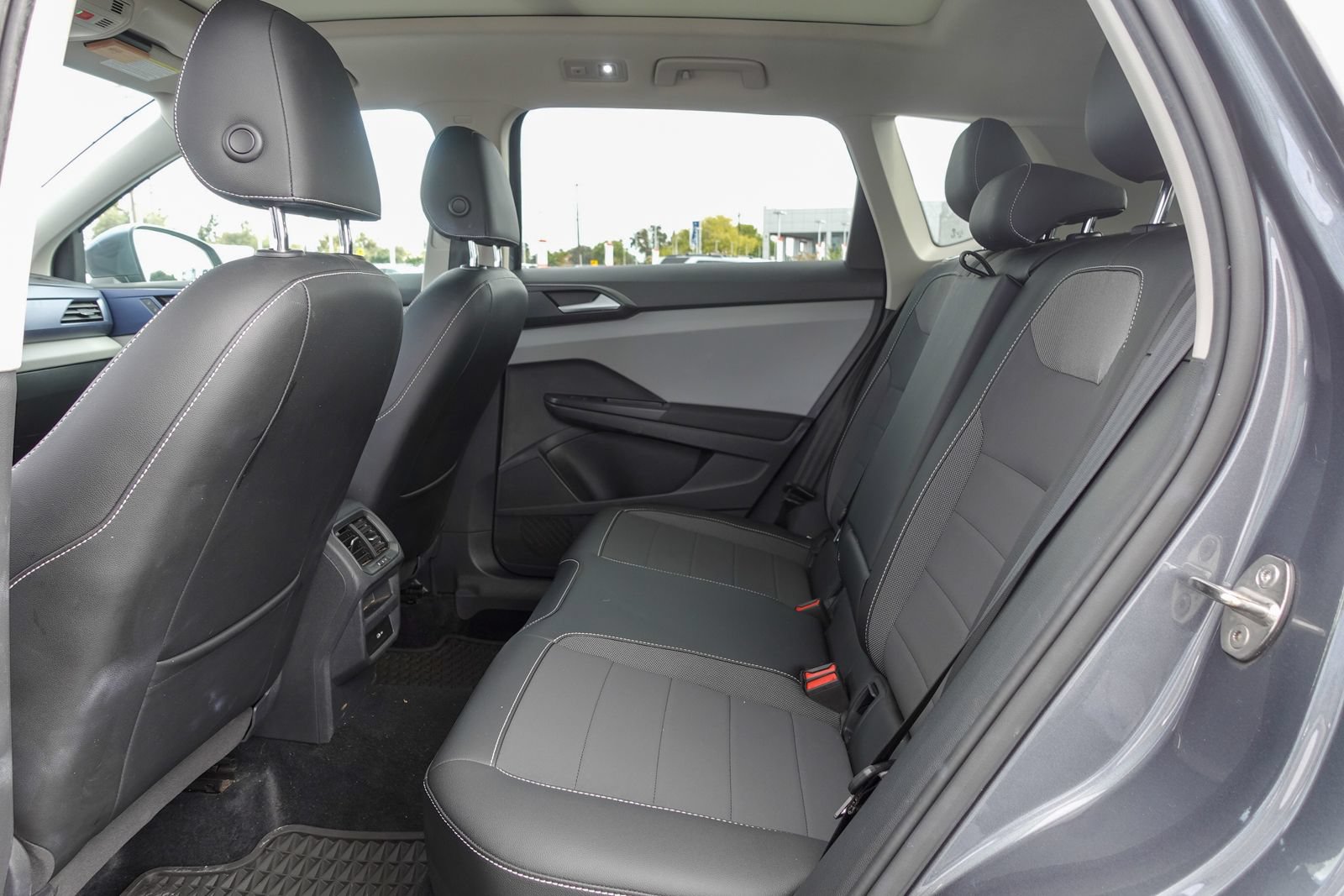 Used 2022 Volkswagen Taos SE FWD image 12