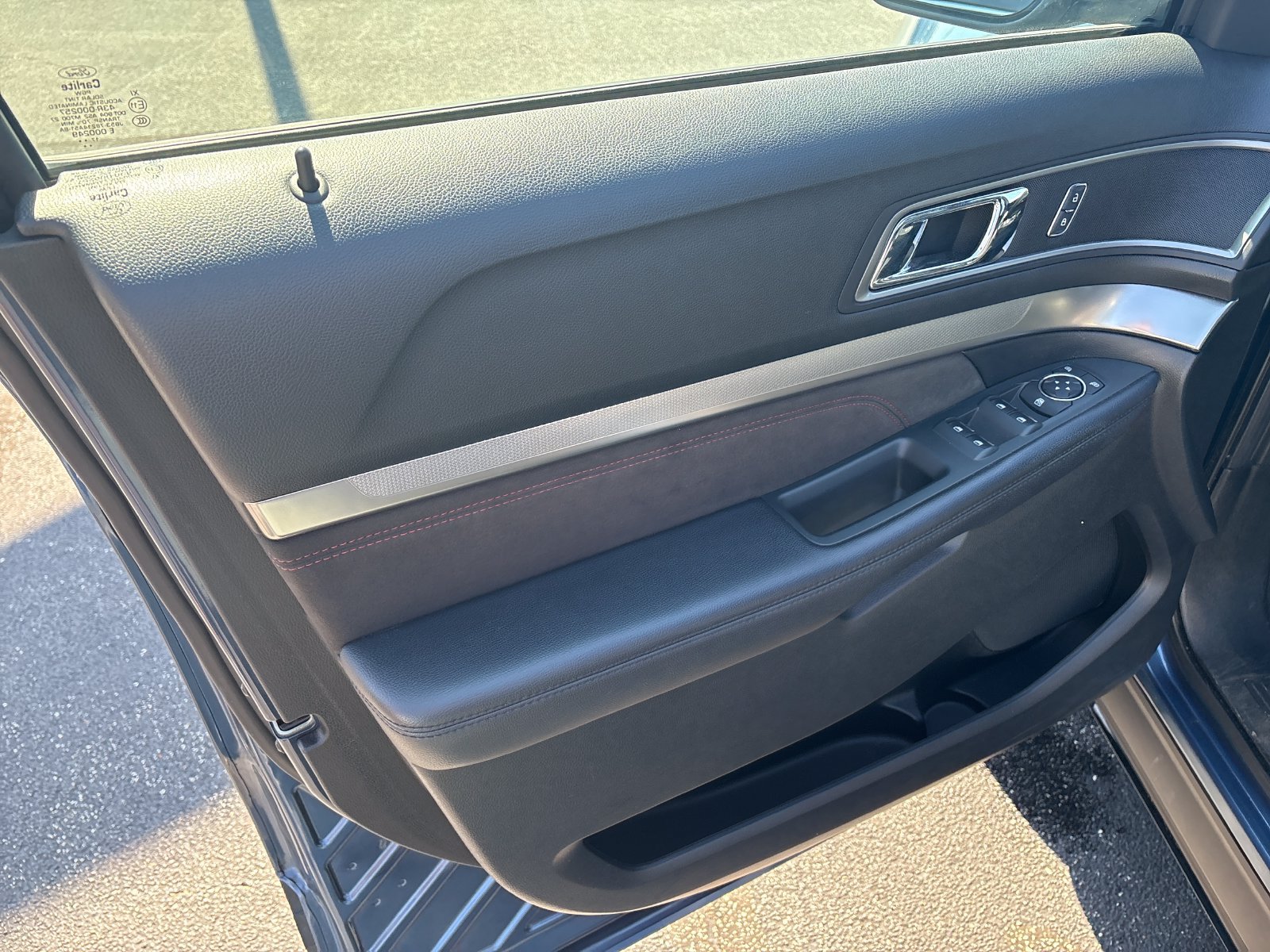 Used 2018 Ford Explorer XLT w/ Equipment Group 202A AWD/4WD image 11