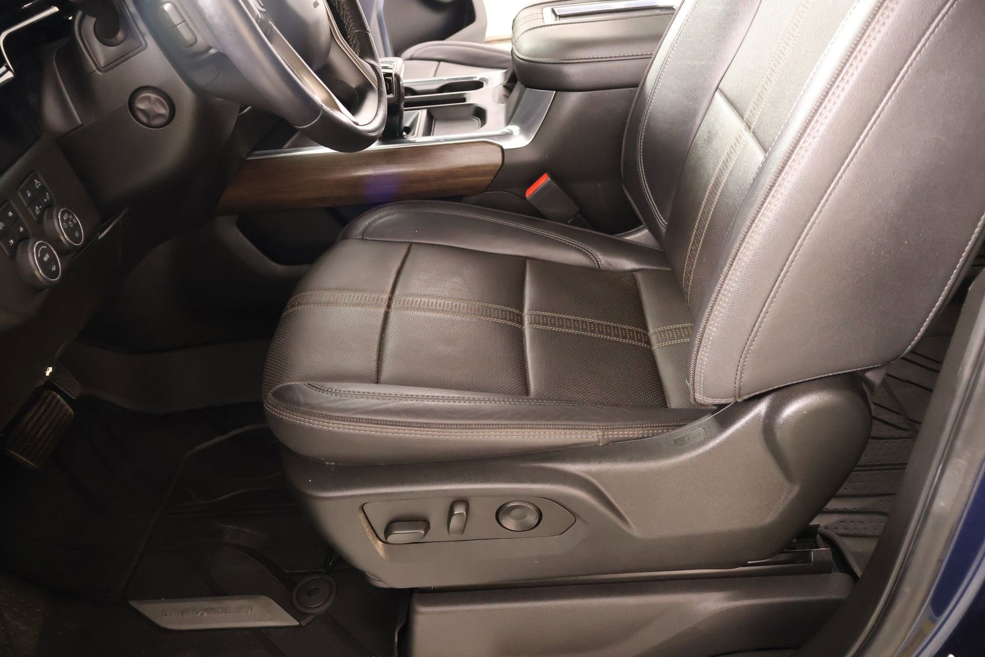 Used 2022 Chevrolet Silverado 1500 High Country w/ High Country Premium Package AWD/4WD image 12