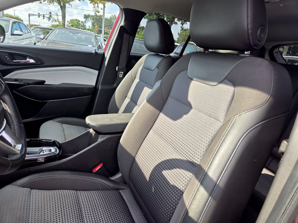 Used 2025 Chevrolet Trax LT w/ LT Convenience Package FWD image 11