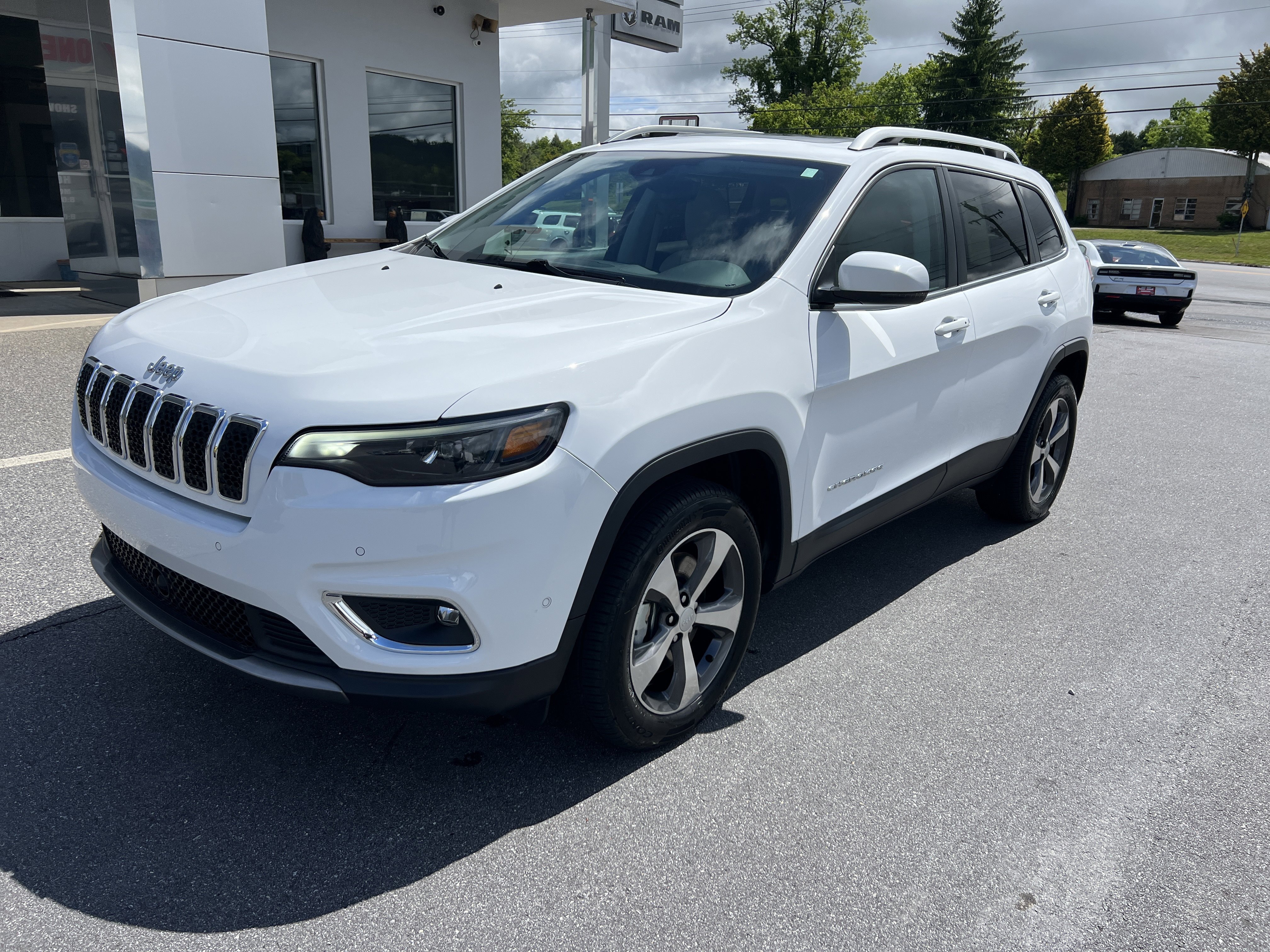 Used 2020 Jeep Cherokee Limited w/ Technology Group AWD/4WD image 6