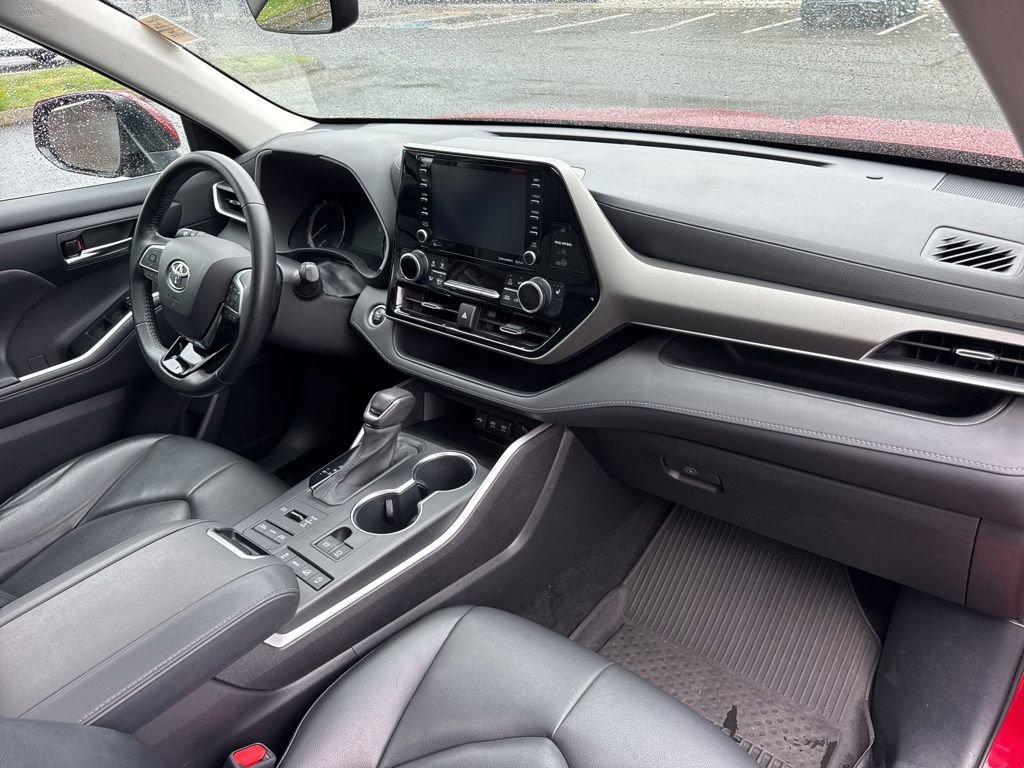Used 2021 Toyota Highlander XLE AWD/4WD image 20