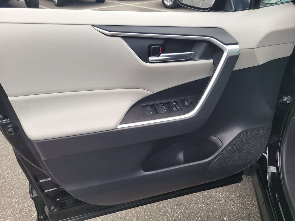 Used 2025 Toyota RAV4 XLE w/ Convenience Package FWD image 16
