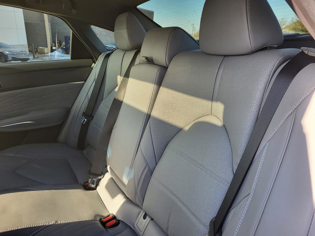 Used 2021 Toyota Avalon Limited image 13