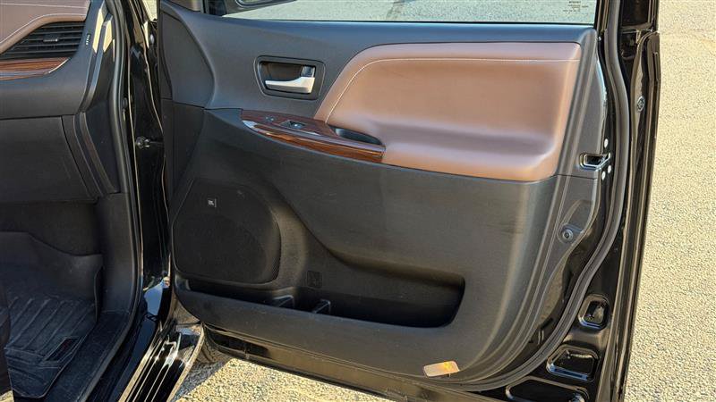 Used 2017 Toyota Sienna Limited Premium FWD image 34