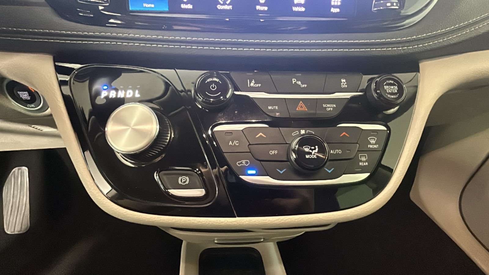 Used 2023 Chrysler Pacifica Touring-L FWD image 23