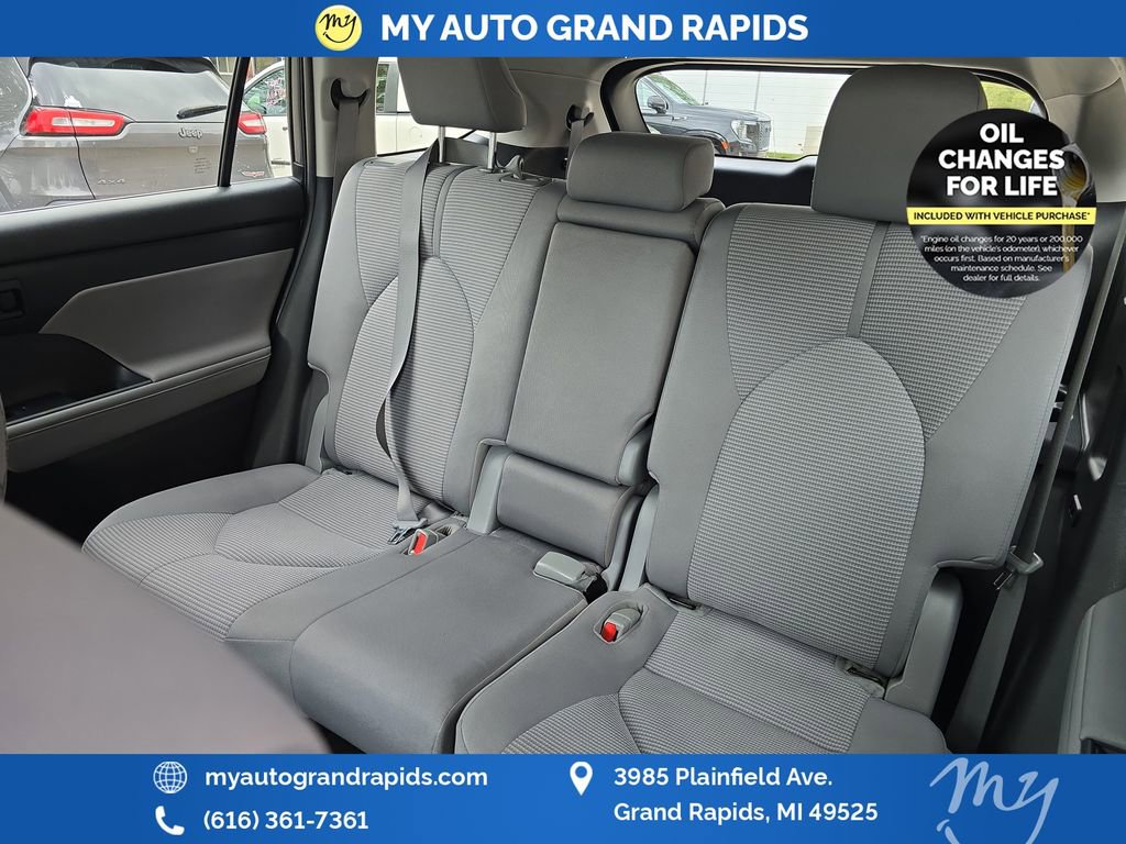 Used 2023 Toyota Highlander LE AWD/4WD image 28