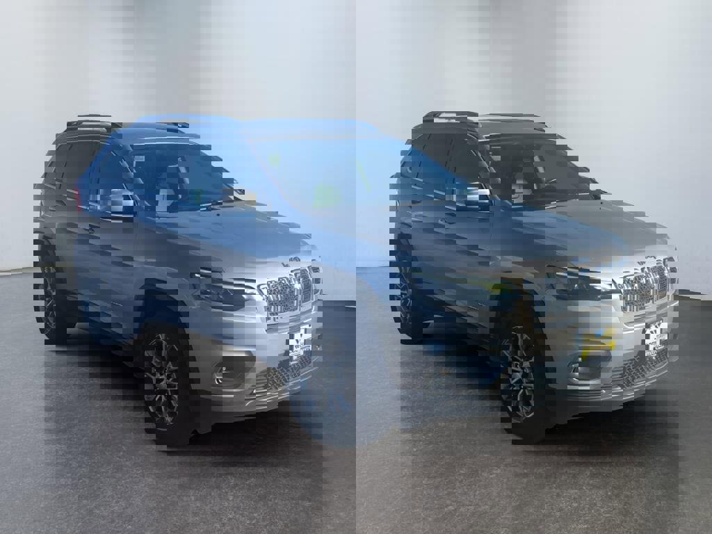 Used 2021 Jeep Cherokee Latitude Lux w/ Mopar Interior Package image 3