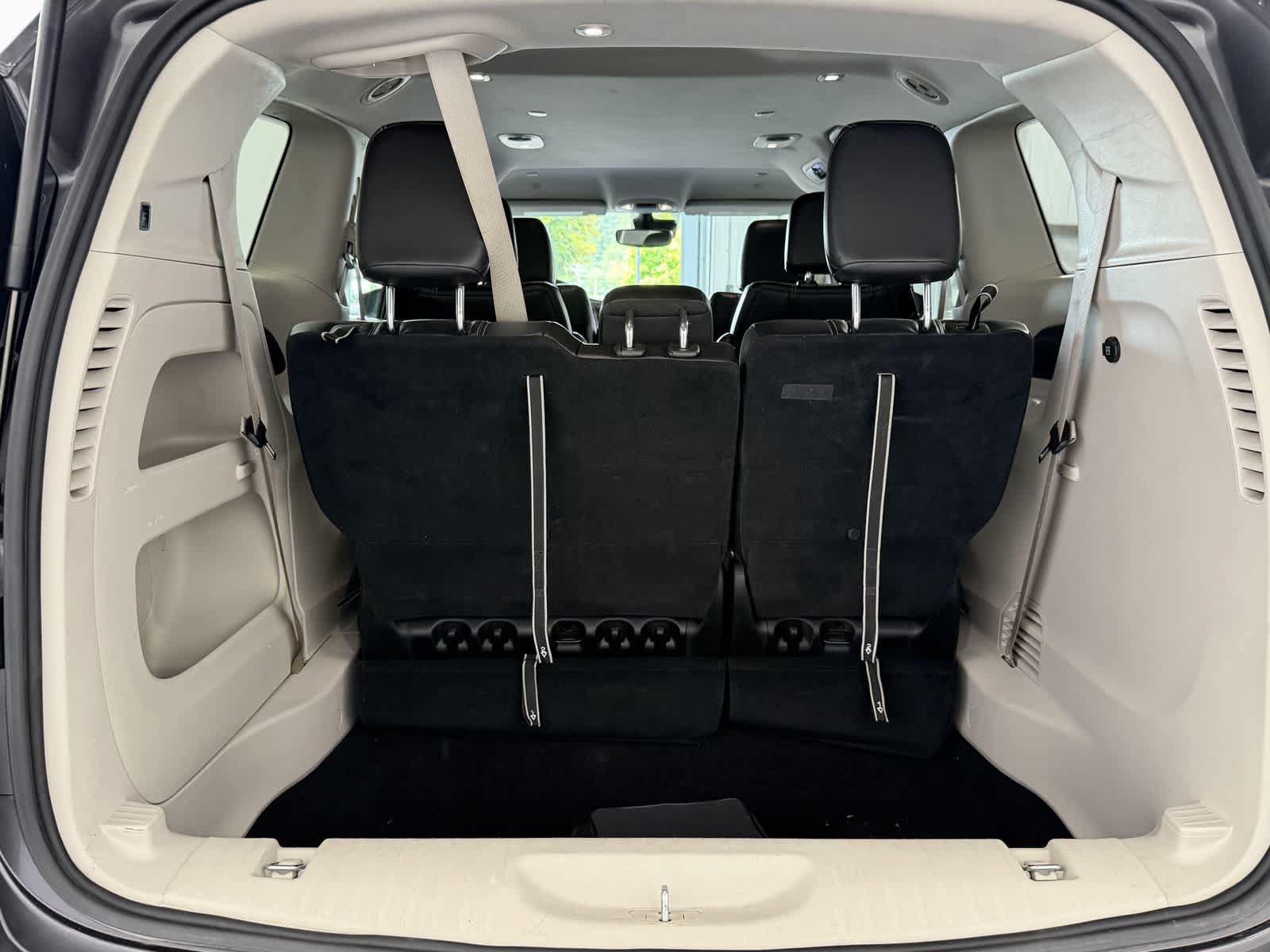 Used 2023 Chrysler Pacifica Touring-L FWD image 5