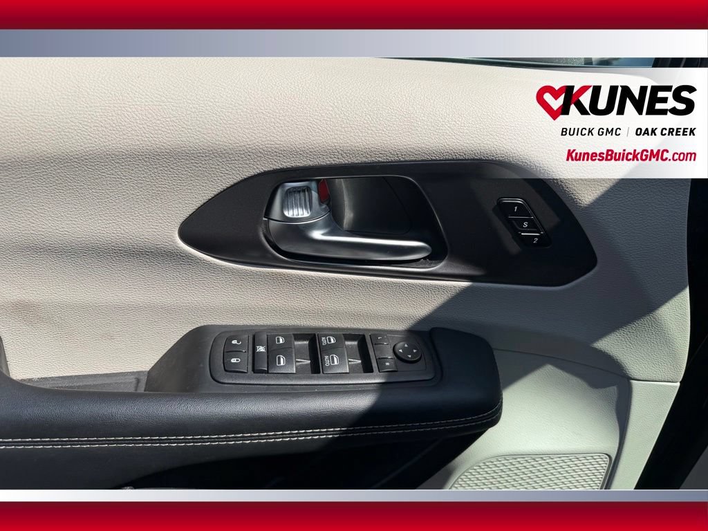 Used 2023 Chrysler Pacifica Touring-L FWD image 9