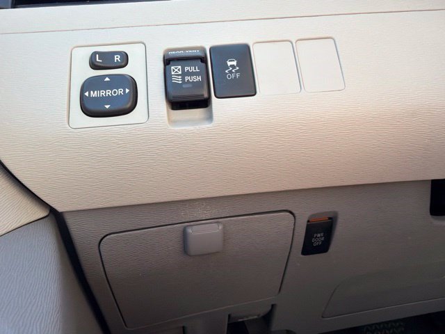 Used 2012 Toyota Sienna XLE w/ Entertainment Pkg FWD image 33
