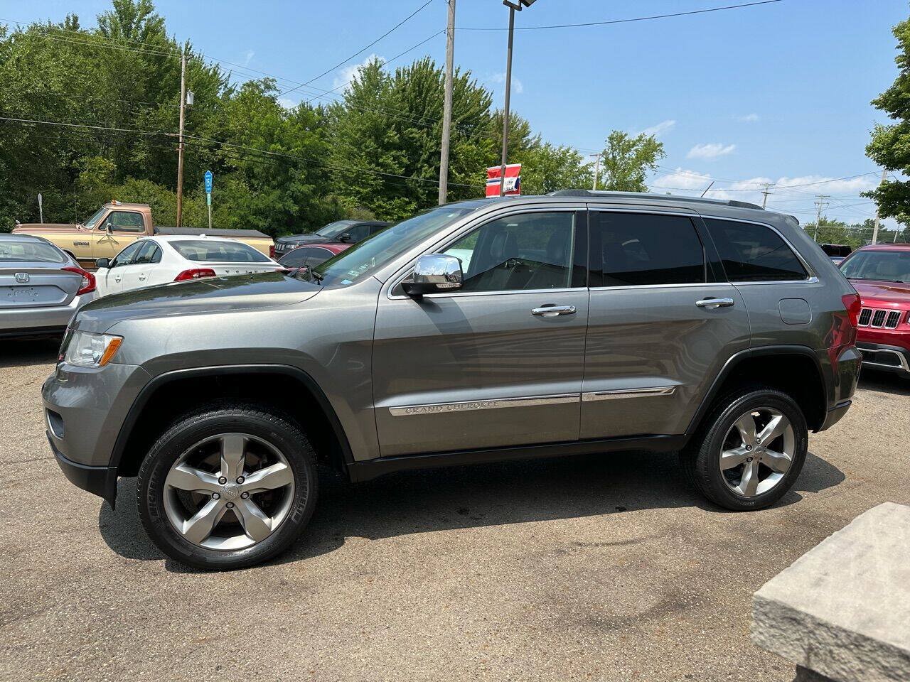 Used 2013 Jeep Grand Cherokee Overland AWD/4WD image 3