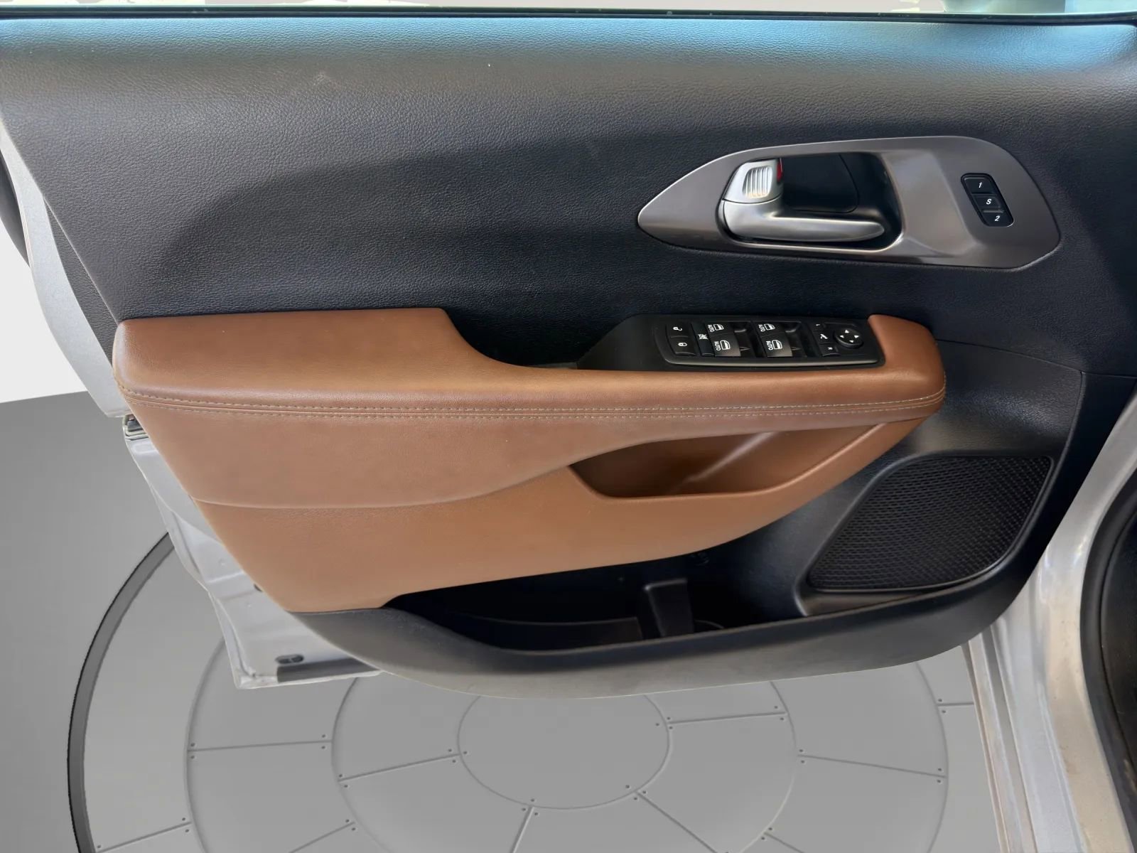 Used 2017 Chrysler Pacifica Limited w/ Advanced Safetytec Group FWD image 12