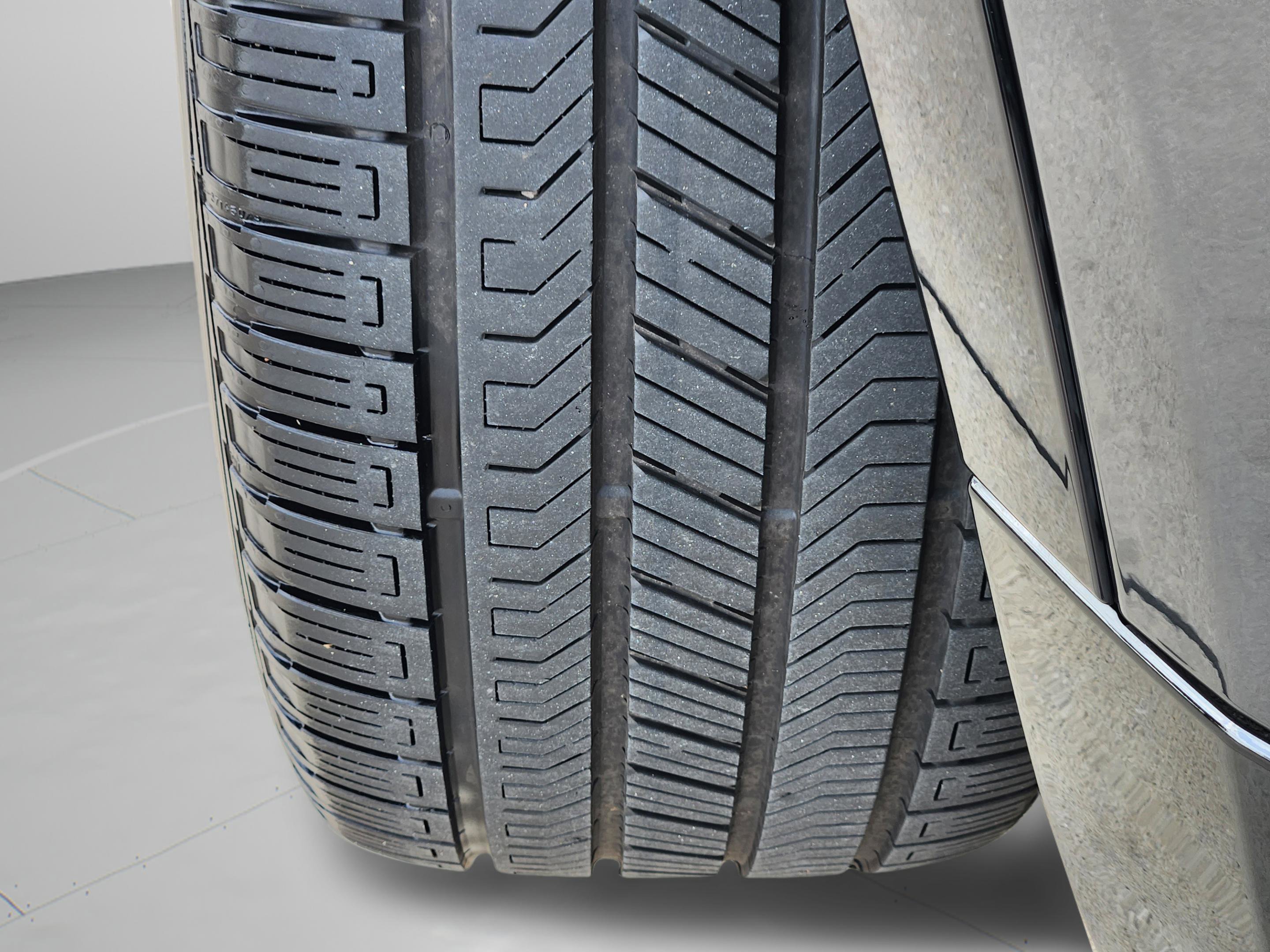 Certified 2025 Land Rover Defender 90 X-Dynamic SE image 34