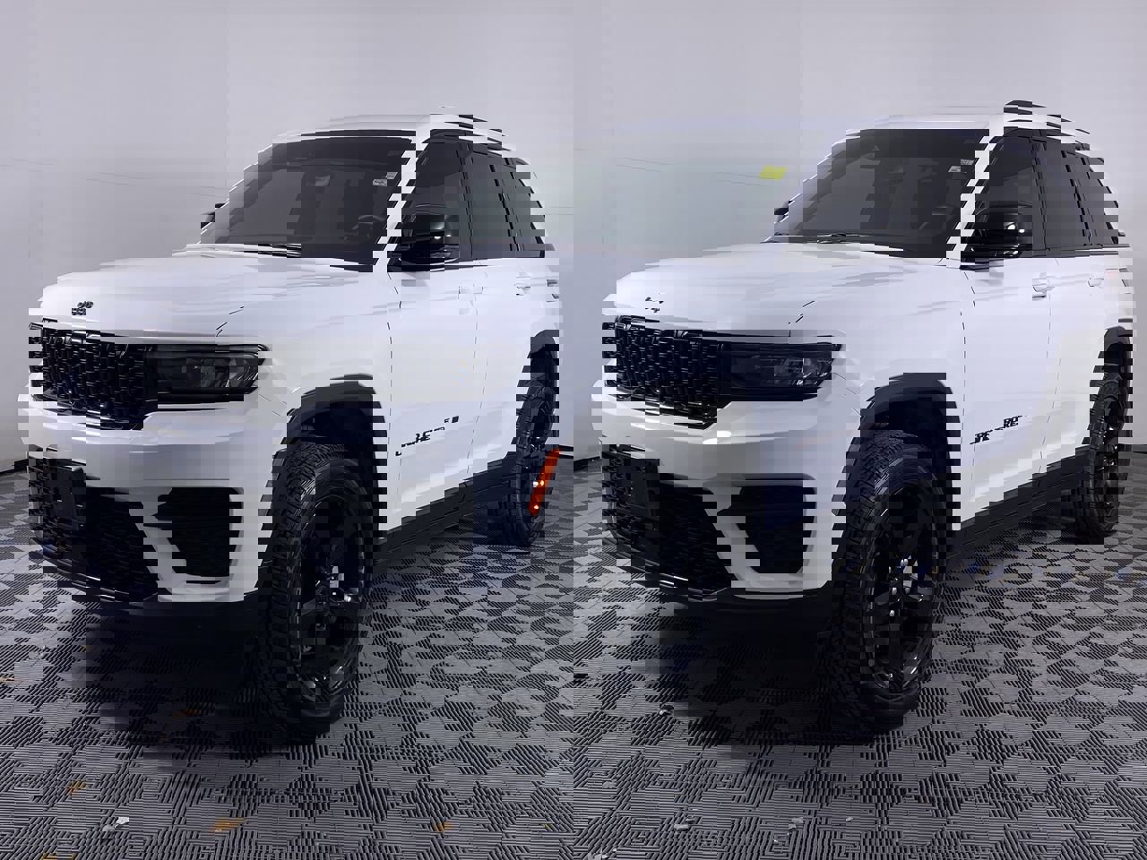 Used 2023 Jeep Grand Cherokee Altitude image 17