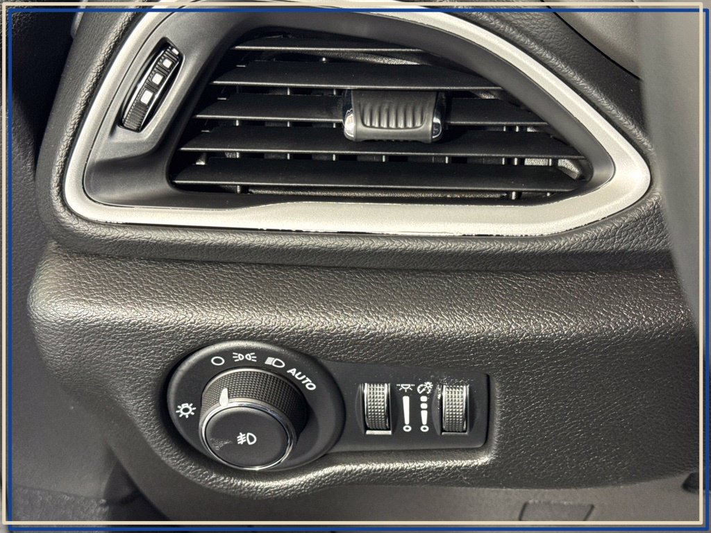 Certified 2025 Chrysler Pacifica Select FWD image 22