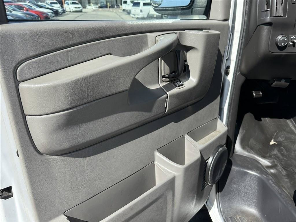 Used 2015 Chevrolet Express 2500 RWD image 10