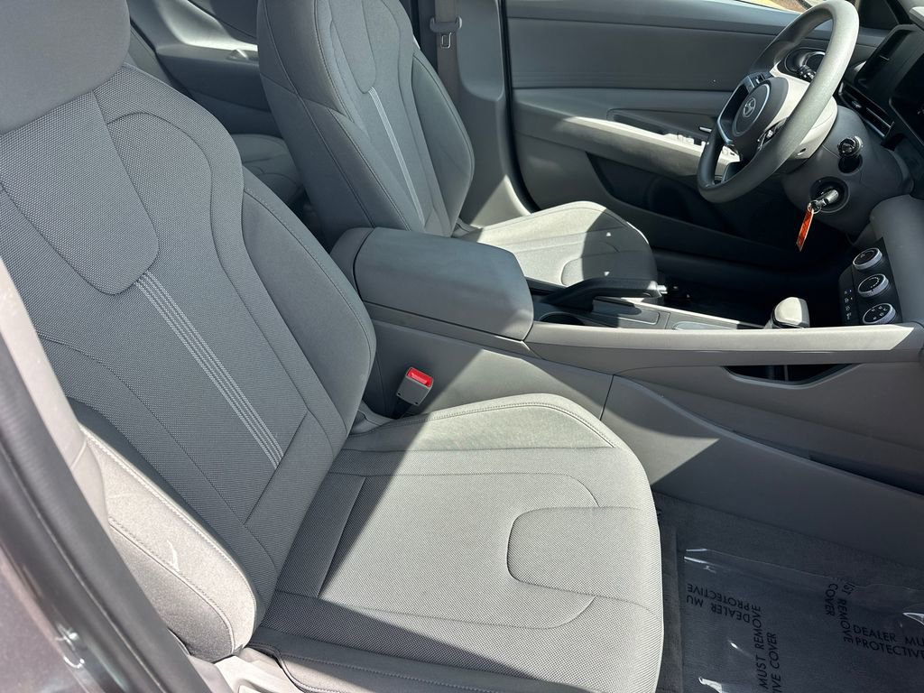 Used 2025 Hyundai Elantra SE image 13