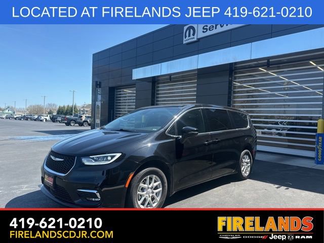 Used 2025 Chrysler Pacifica Select image 2