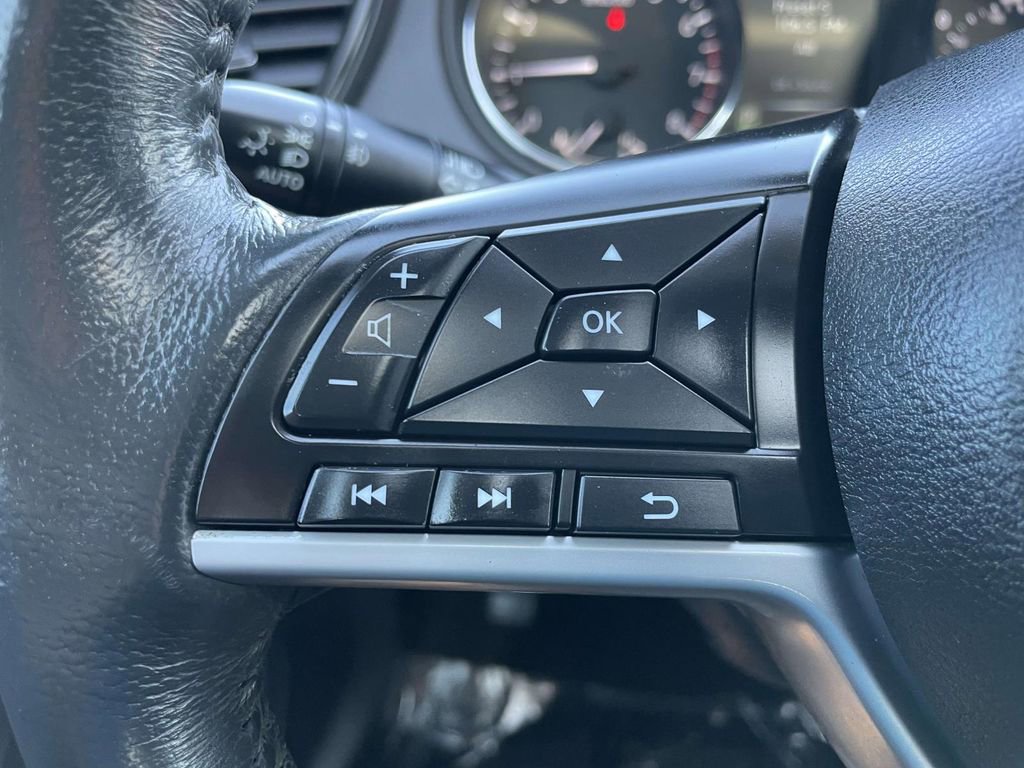 Used 2017 Nissan Rogue SL w/ SL Premium Package image 32