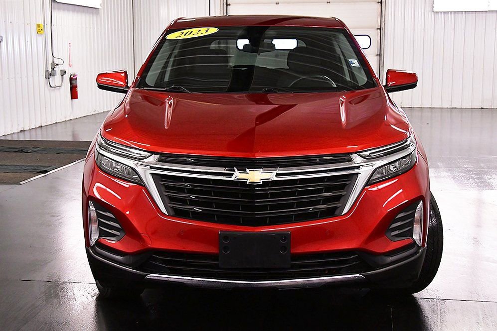 Used 2023 Chevrolet Equinox LT image 2