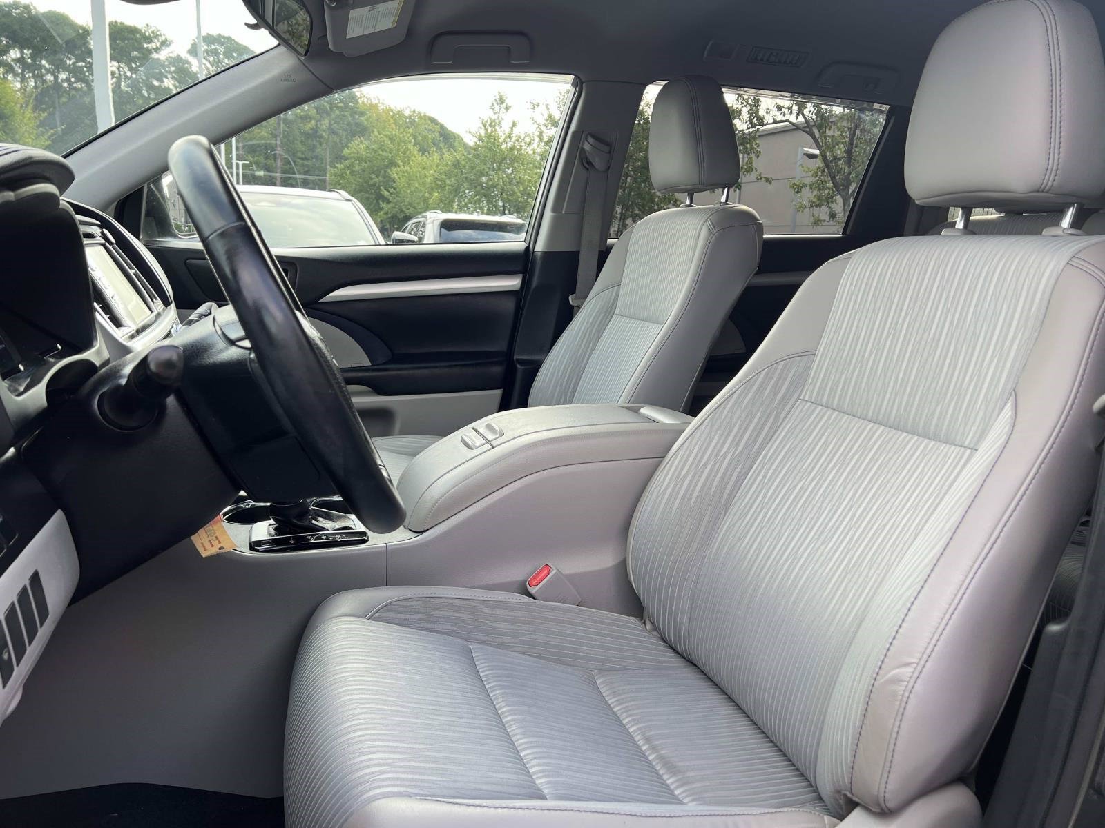 Used 2019 Toyota Highlander Plus FWD image 19