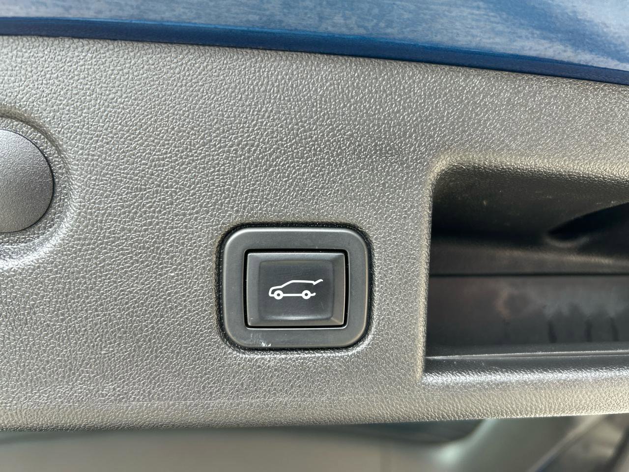 Used 2020 Chevrolet Equinox LT w/ Driver Convenience Package image 24