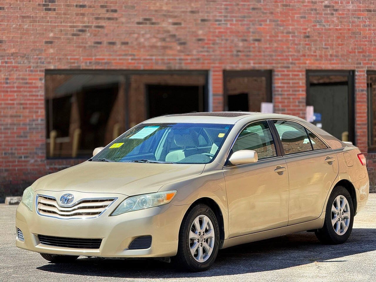 Used 2011 Toyota Camry LE w/ LE Extra-Value Pkg FWD image 1